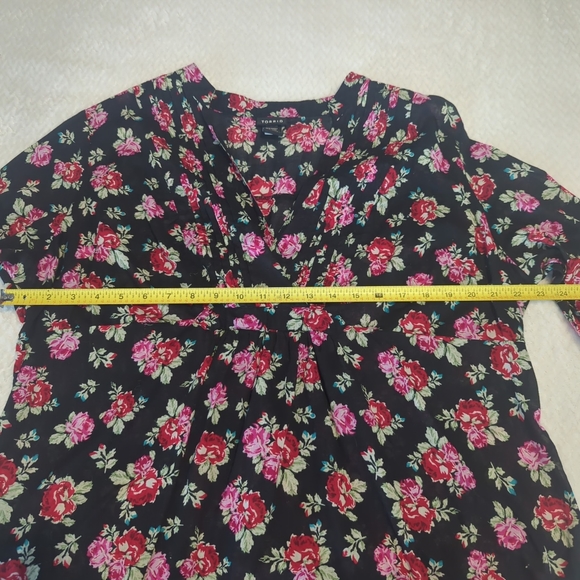 Torrid Blouse Long-Sleeve V-Neck Black Red Floral Women's Plus Size 2X - Picture 4 of 6